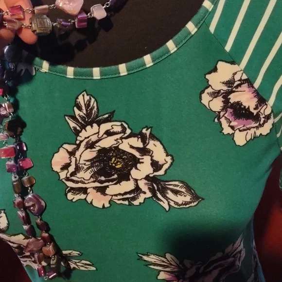 Spring/Summer Eye Candy Essentials Floral Green Women's Top with Necklace - Picture 10 of 12